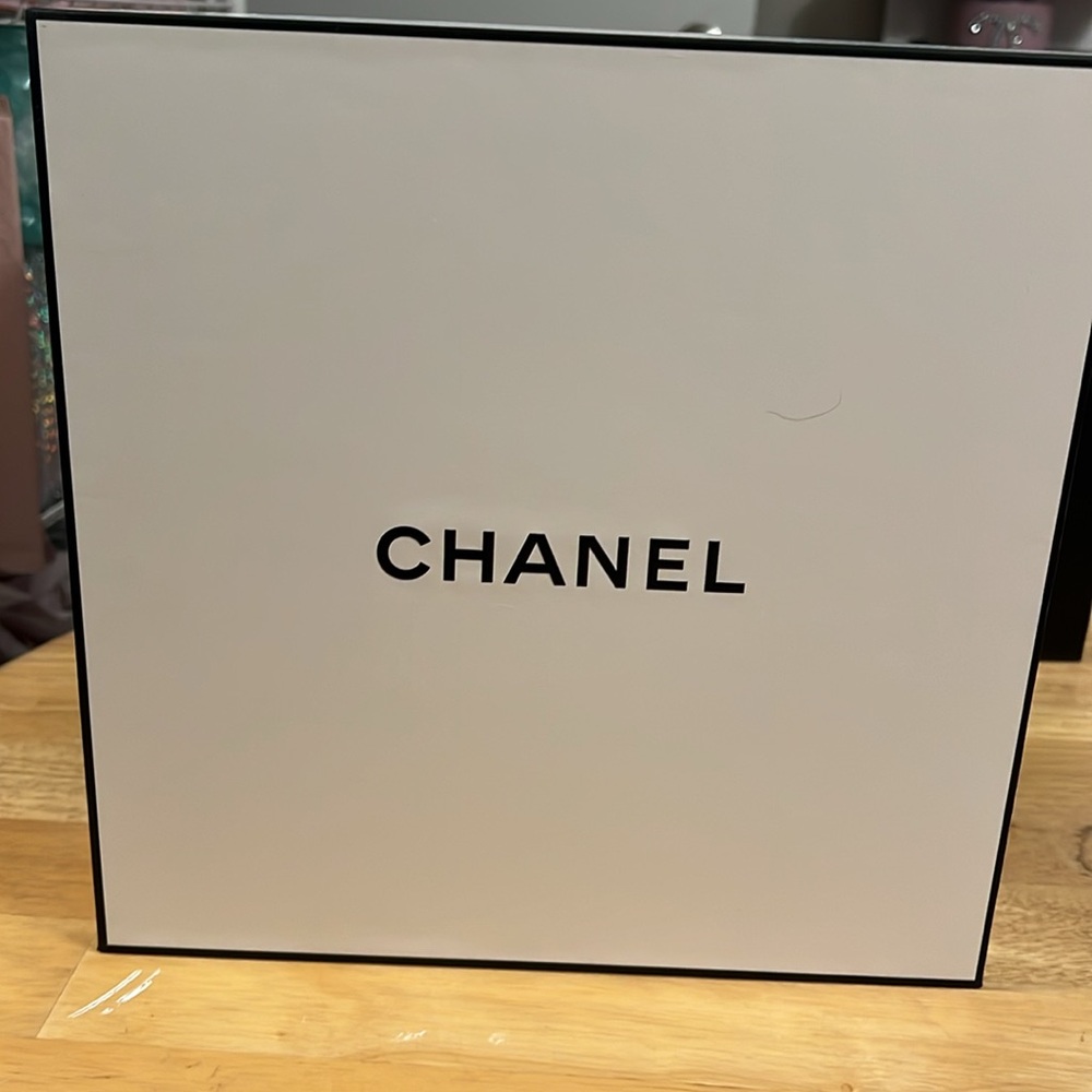 Chanel Luxury Gift Box - Picture 4 of 7